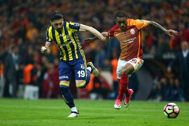 <p>Türkiye'de nefesler tutuldu, gözler Galatasaray-Fenerbahçe derbisine çevirildi. Dev karşılaşma sadece spor camiasını değil, ünlüleri de heyecanlandırdı.<br />
<br />
İşte ünlülerin derbi tahminleri!</p>
