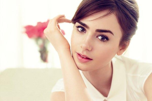 <p>Lily Collins</p>
