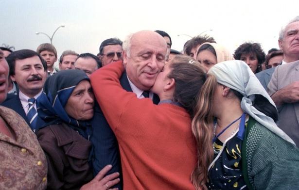 <p><strong>Ahmet Davutoğlu</strong><br />
<br />
Türk siyasi tarihinde çok derin izler bırakmış 9. Cumhurbaşkanımız Sayın Süleyman Demirel'in vefatını üzüntüyle öğrendim. Kendine özgü üslubu ve uzun siyasi yaşamında ülkemize verdiği hizmetlerle hep hatırlanacak bir siyaset adamıydı. Sevenlerine, yakınlarına ve milletimize taziyelerimi iletiyorum.</p>
