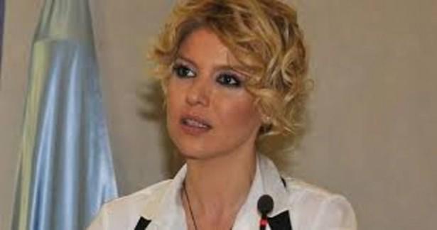 <p><strong>GÜLBEN ERGEN</strong></p>
<p>İnsanlarımız ölüyor...Korku, şiddet,kan yayılıyor ülkemizin dört bir yanına sabır ve şifa dileyip yaşamaya devam edeceğiz ya</p>