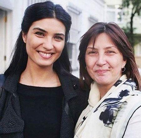 <p><strong>Tuba Büyüküstün ve annesi</strong></p>
