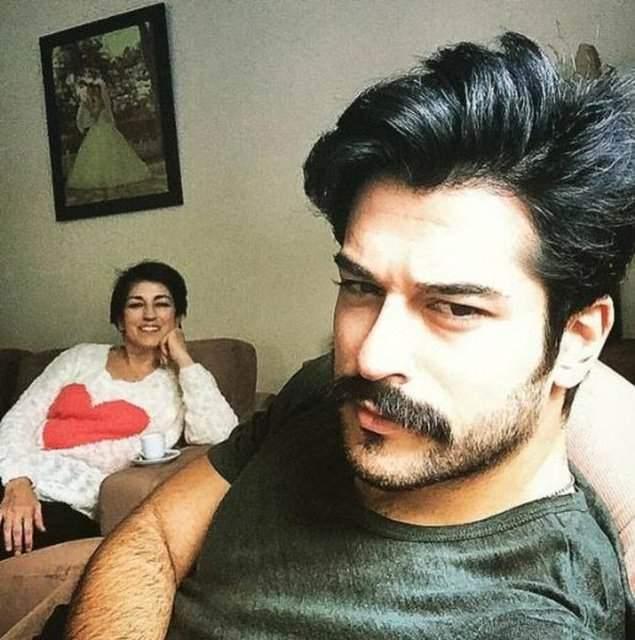 <p><strong>Burak Özçivit ve annesi</strong></p>
