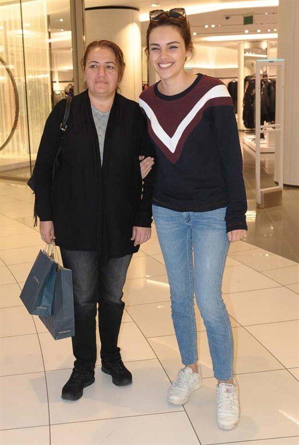 <p><strong>Yağmur Tanrısevsin ve annesi</strong></p>

