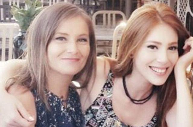 <p><strong>Elçin Sangu ve annesi</strong></p>
