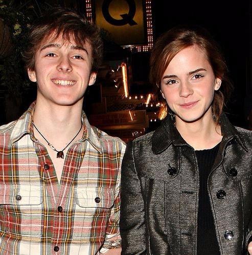 <p>Ünlü oyuncu Emma Watson'ın neredeyse tıpatıp aynısı olan kardeşi Alex Watsons.</p>