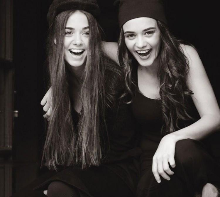<p>Bensu Soral ve kardeşi Hande Soral</p>
