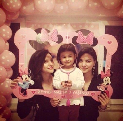<p>Günah, Beni Affet dizilerinin sevilen yıldızı Hazal Filiz Küçükköse'nin de bir ikizi var  Deniz Küçükköse.</p>
