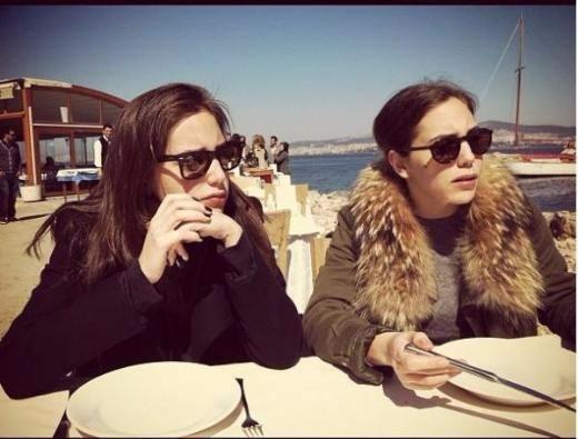 <p>Özgü Karayel ve Ezgi Karayel</p>
