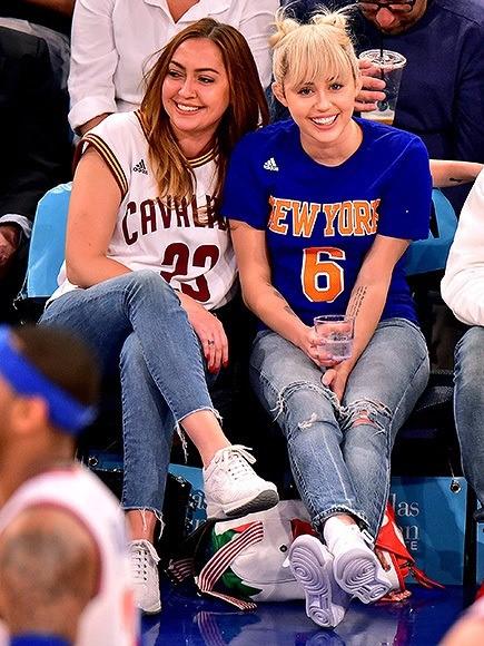 <p>Miley ve Brandi Cyrus.</p>

<p> </p>
