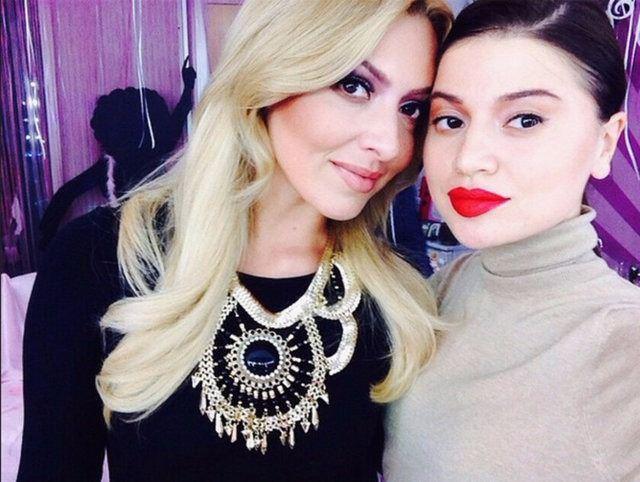 <p>Hadise ve kardeşi Derya Açıkgöz</p>