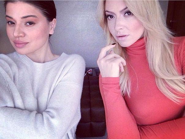 <p>Hadise ve kardeşi Derya Açıkgöz</p>