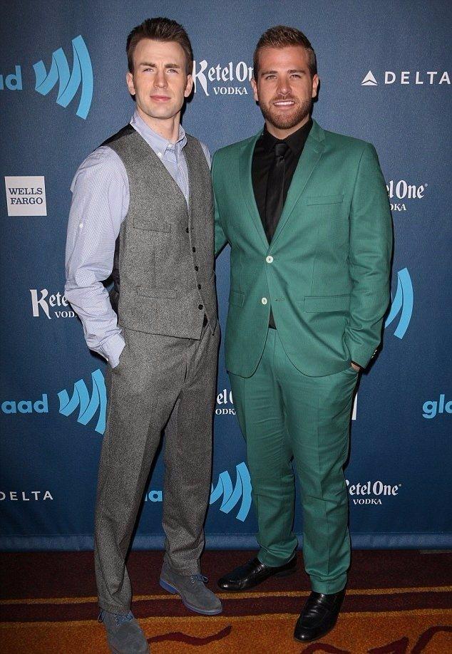 <p>Kaptan Amerika olarak tanıdığımız ünlü oyuncu Chris Evans ve kardeşi Scott Evans</p>