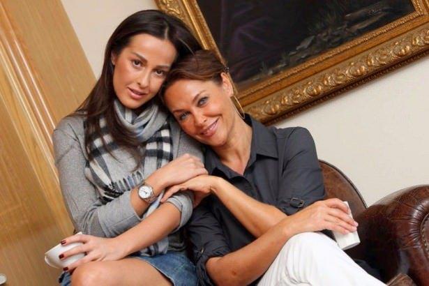 <p>Helin Hülya Avşar'ın kardeşi.</p>

<p> </p>
