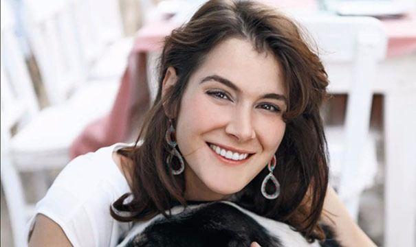 <p>Yasemin Kozanoğlu da ünlü bir yazarı torunu.</p>

<p> </p>
