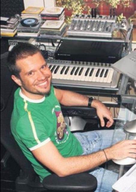 <p>kardeşi Ozan Doğulu ünlü müzisyen Yurdaer Doğulu'nun oğulları.</p>

<p> </p>
