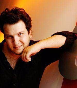 <p>Şahan Gökbakar da kendisi gibi sinema endüstrisinde çalışan biriyle akraba.</p>

<p> </p>
