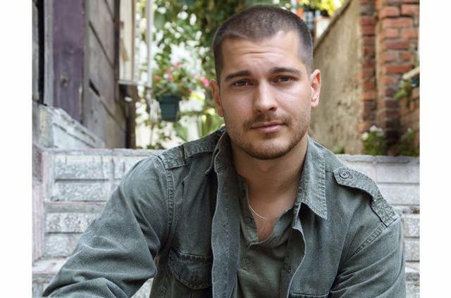 <p>'İçerde'de Sarp karakterine hayat veren <strong>Çağatay Ulusoy </strong>ise 1.88 boyunda...</p>