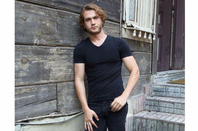 <p>Mert karakterini canlandıran <strong>Aras Bulut İynemli</strong> ise 1.82 boyunda...</p>