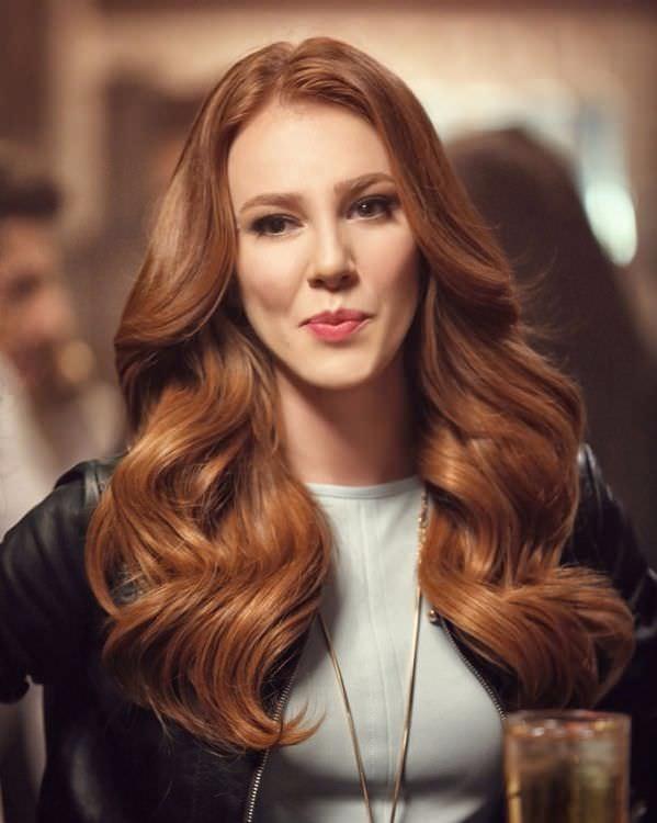 <p><strong>Elçin Sangu</strong> <br />
<br />
1,67</p>
