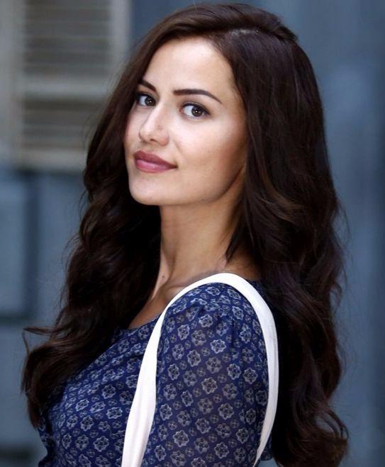 <p><strong>Fahriye Evcen</strong> <br />
<br />
1.67</p>
