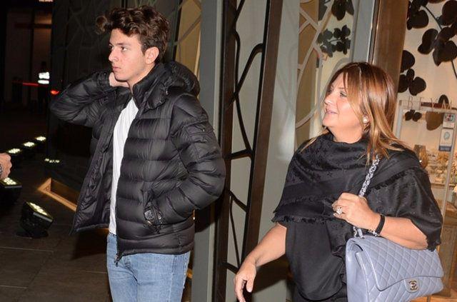 <p>Sibel Can ve oğlu Emir Aksüt</p>

