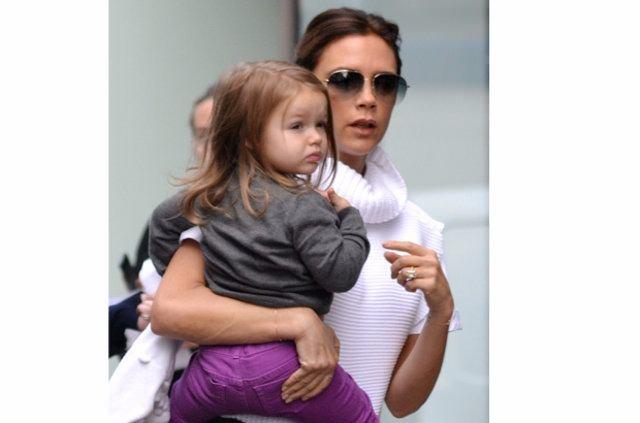 <p>Victoria Beckham ve kızı Harper</p>

