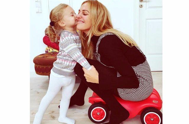 <p>Meryem Uzerli ve kızı Lara</p>
