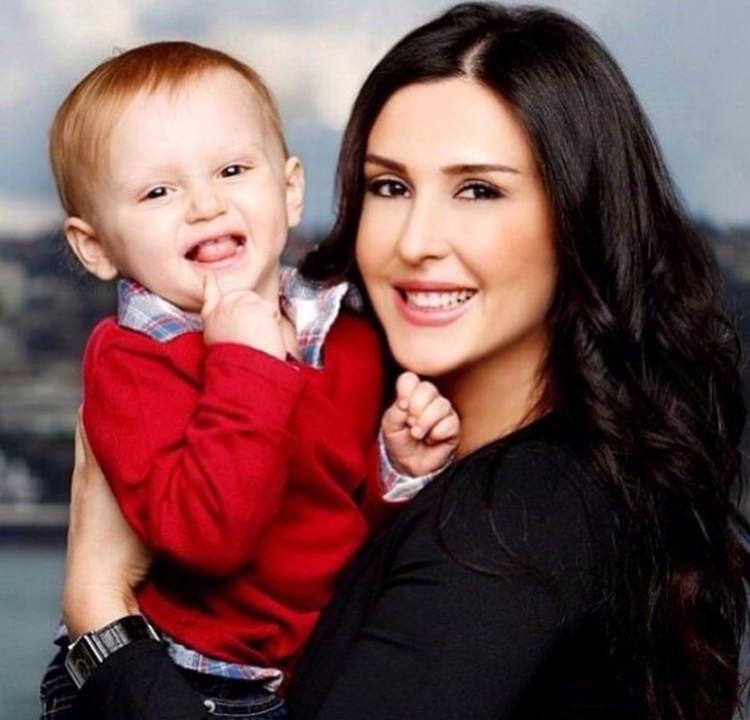 <p><strong>Ebru Destan İnan</strong><br />
<br />
Amerika'da yaşamak isteyen Müslüman arkadaşlarım varsa vazgeçin dahada almazlar zaten</p>
