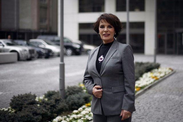 <p><strong>Hülya Koçyiğit: Para kazanmak aklıma gelmedi</strong></p>

<p>Söz konusu zamanda yolculuğu bizim için Hülya Koçyiğit yaptı. Yarım asırlık kariyerindeki yüzlerce filme rağmen bahçeli, havuzlu bir eve 7 yıl önce damadı Ender Alkoçlar’ın da yardımıyla sahip olabilen Koçyiğit, kendisinin neden ek işe yönelmediği, şöhretini ticaretle neden daha fazla nakde çevirmediği konusunda şunları söyledi:</p>
