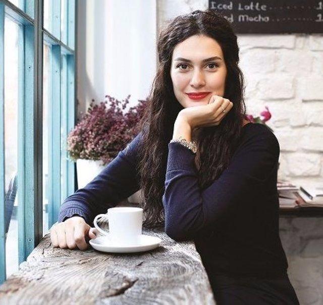 <p>Korel, 2015’te İstanbsul Cihangir’de açtığı Not Just Coffee adlı kafeyle hayalini gerçeğe dönüştüren isimler arasında. Kendi tariflerinden oluşan pasta, kek ve kurabiyelerle ticarete atılan Korel’in kazancı ancak kafenin ve çalışanlarının masrafını karşılayacak kadar. </p>
