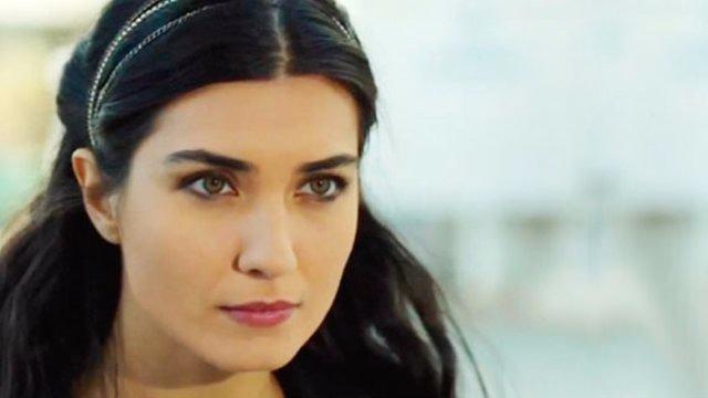 <p>Ekranların popüler isimlerinden Tuba Büyüküstün, oyunculuktaki başarısını ticarete taşıdı. Dizi ve sinema filmlerinden kazandığı tüm gelirini ‘Baykon Endüstriyel Tartım Sistemleri’ ve ‘İstron Elektronik Teknolojileri’ adlı iki firmaya yatıran başarılı oyuncu, annesi ve babasıyla kurduğu şirketin yurt dışına açılmasını sağladı. Kazakistan, Azerbaycan ve Kırgızistan’da şubeler açan Büyüküstün, şimdi de gözlerini Ortadoğu’ya çevirdi.</p>
