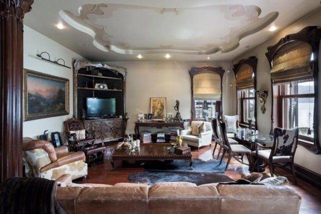 <p>Evinin kapılarını InStyle Home için açan Taciroğlu, şunları söyledi: Burası orijinaline uygun olarak tamamen yenilendi. Biz, satın aldıktan ancak altı yıl sonra içine yerleşebildik. Bina 1901’de Abdülmecid’in sadrazamı için yapılmış. Annemin dekorasyonunda emeği büyüktür.</p>
<p> </p>