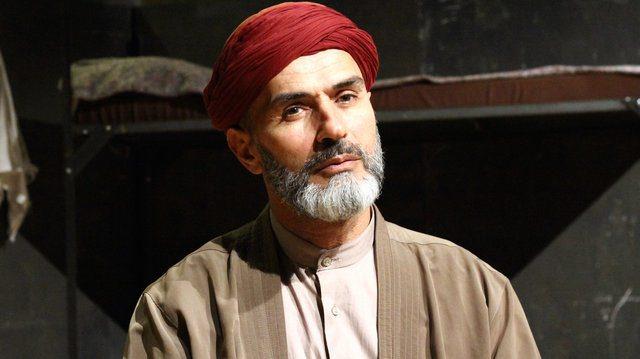 <p>Yaşar Alptekin, kendi zevkine göre geleneksel motiflerle dayayıp döşediği evinin kapılarını Renkli Sayfalar kameralarına açtı. Alptekin'in Kurtköy'de bulunan 3 katlı evinde sauna ve disko var.</p>
<p> </p>