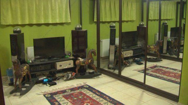 <p>Alptekin, mankenlik döneminden kalan dans etme tutkusu nedeniyle evin bir bölümünü disko yaptığını söyledi. Ünlü isim, evde zaman zaman aynanın karşısına geçip ışık ve müzik eşliğinde kendi kendine dans ettiğini belirterek, "Dışarıda değil, burada kendi kendime eğleniyorum" dedi.</p>
<p> </p>