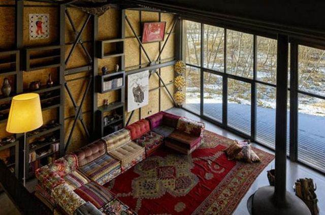 <p>Evin mobilyaları ev sahibi tarafından seçilmiş, aile yadigarı eski evden kalan tavan göbekleri tavana asılmış ve sanat koleksiyonundan bazı parçalarla iç mekan zenginleştirilmiş.</p>
<p> </p>