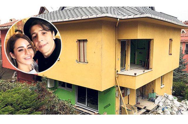<p>Tadilat çalışmalarına başlayan sevgililer, hem iç dekorasyonu hem de binanın dışını yeniliyor. 1.5 ayda tamamlanması planlanan inşaatla yakından ilgilenen çift, boş zamanlarını villada geçiriyor. Bir yandan da mobilya bakan ikili, tatlı bir telaşın içine girdi.(Cadde) </p>
<p> </p>