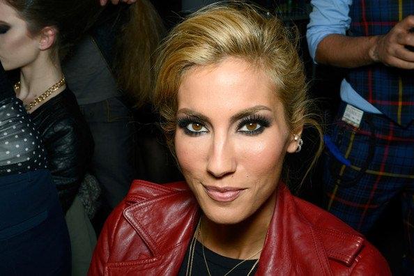 <p>Model ve sunucu Çağla Şikel, oğulları Kuzey (7) ve Uzay (5) ile yaşadığı Balmumcu’daki 800 metrekarelik dört katlı villasının kapılarını InStyle Home Şubat sayısı için açtı.</p>

<p> </p>
