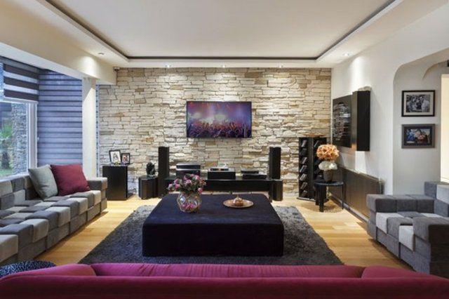<p>Evin giriş katı salon, yemek odası, mutfak ve misafir tuvaletinden oluşuyor. Üst katta giyinme odası ve 2 oğlunun odası var. Çatıda büyük bir banyonun da bulunduğu yatak odası mevcut. Bahçe ve garaj parti alanı gibi düzenlenmiş.</p>

<p> </p>
