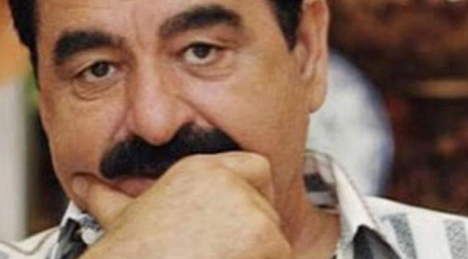 <p><strong>İbrahim Tatlıses</strong></p>

<p>Ünlü türkücü İbrahim Tatlıses , karanlık fobisi yaşıyor. Bu yüzden sinema salonlarında çok çabuk sıkılıyor. Evde loş ışık altında oturmaktan hoşlanmauan Tatlıses, gittiği yerin ışıkları loş ise ya ışıkları açtırıyor ya da o mekanı terk ediyor.</p>

