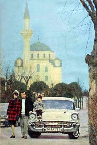 <p><strong>Sadri Alışık,</strong> “34 AR 781” plakalı 1957 model Chevrolet Bel Air arabasını 40.000 TL’ye satın almış.</p>
