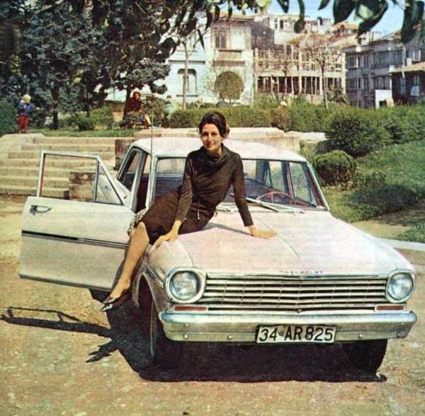 <p><strong>Yıldız Kenter, </strong>"34 AR 825" plakalı 1963 model Chevrolet Chevy II arabasını 30.000 TL'ye satın almış.</p>

<p> </p>

