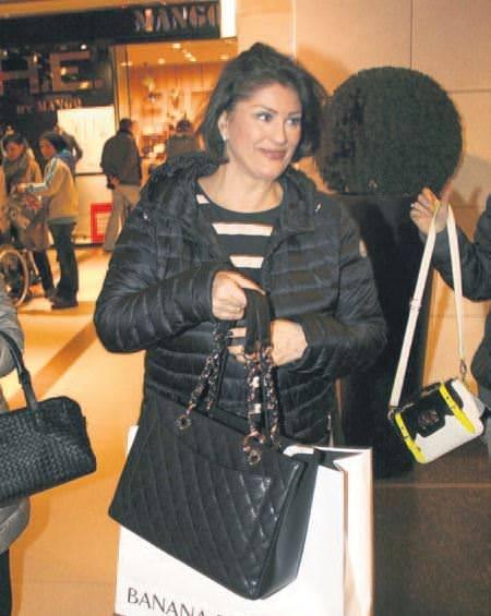 <p>Usta oyuncu Gülşen Bubikoğlu, kendi adına Twitter'da hesap açan bir kişi yüzünden zor durumda. Bu hesaptan kendi adına tweet'ler atılmasına kızan Bubikoğlu, yasal işlem başlatma kararı aldı.</p>
<p> </p>