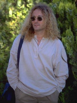 <p>Daha sonra hazırladığı Teslim Oldum albümünde pop rock tarzını seçerek müzikseverlerin dikkatini çekti. Harun Kolçak, sadece bir müzisyen olarak değil vejeteryan, hayvansever ve doğa tutkunu olarak da tanınıyor. Meditasyon, parapsikoloji ve zen-budizm Kolçak'ın müzik dışındaki ilgi alanları. </p>
<p> </p>