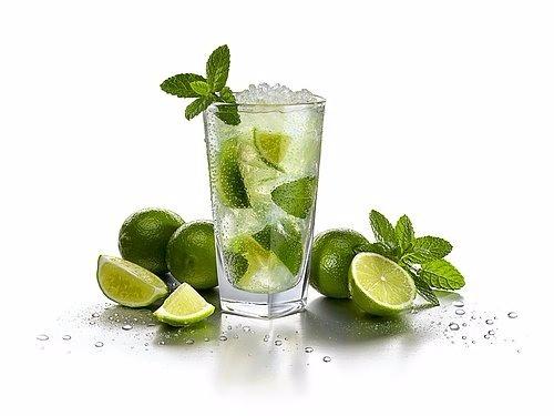 <p>Oyuncu Özge Özpirinççi, limonlu buz küplü soda ile cildini temizliyor. Ayrıca kantaron yağı da kullanıyor. </p>