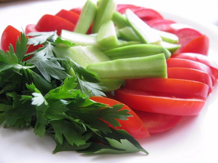 <p>Güzel oyuncu Bade İşçil, İddialara göre salata içinde salatalık ve domates görürse ve yüzünde makyaj yoksa direkt suratına koyuyormuş. </p>