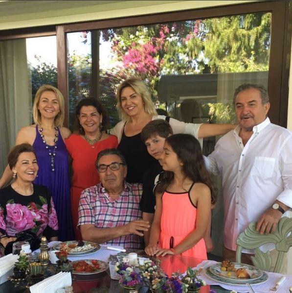 <p><strong>Şule Zeybek</strong></p>

<p>Secdiklerinizle birlikte hepiniz iyi bayramlar</p>
