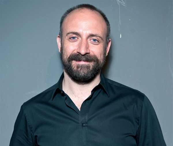 <p><strong>Halit Ergenç</strong> <br />
<br />
1989’da İTÜ Gemi İnşaatı ve Deniz Bilimleri'nden ikinci senesinde ayrılan Ergenç, aynı sene girdiği Mimar Sinan Üniversitesi Opera ve Müzikal Tiyatro Oyunculuğu bölümlerini bitirmiştir.</p>