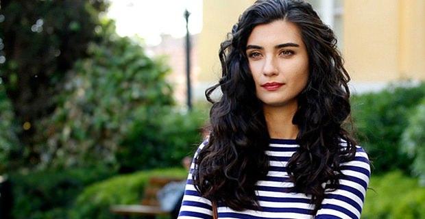 <p><strong>Tuba Büyüküstün </strong><br />
<br />
Mimar Sinan Üniversitesi Sahne Dekorları ve Kostüm Tasarımı</p>