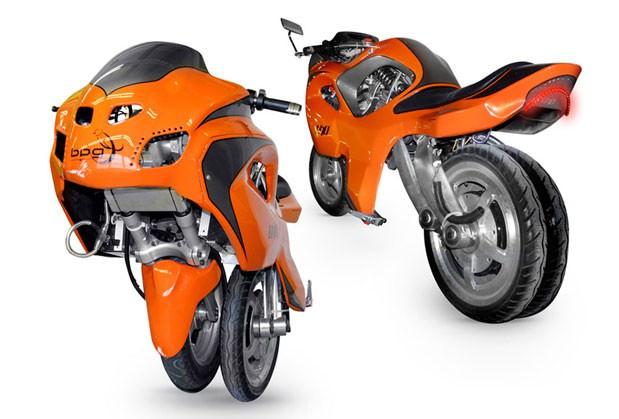 <p><span style="color: #0000ff;"><strong>UNO III Sokak Motosikleti</strong></span></p> <p>Şehir merkezlerinde park yeri bulmak genellikle zordur. Ama bir UNO III Sokak Motosikletiniz varsa bu hiç sorun değil. Dakikalar içinde üç tekerlekli şık bir spor motosikletinden iki tekerlekliye dönüşebiliyor ve bu özelliği onu oldukça esnek bir taşıma aracı yapıyor. İç cayroları, motosikletin sabit kalmasını sağlıyor ve cihaz dar sokaklarda kolaylıkla manevra yapabiliyor. Hatta o kadar kompakt ki onu trene binerken dahi yanınıza alabilir ya da yatak odanıza park edebilirsiniz.</p>