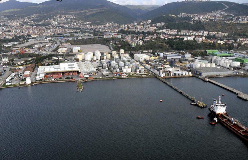 <p>Kocaeli Büyükşehir Belediye Başkanı İbrahim Karaosmanoğlu, AA muhabirine yaptığı açıklamada, gemilerden kaynaklanan kirliliği önleme ve denetim çalışmaları kapsamında 2006 yılından bu yana 408 gemiye yaklaşık 12,5 milyon lira para cezası uygulandığını belirtti.</p>
